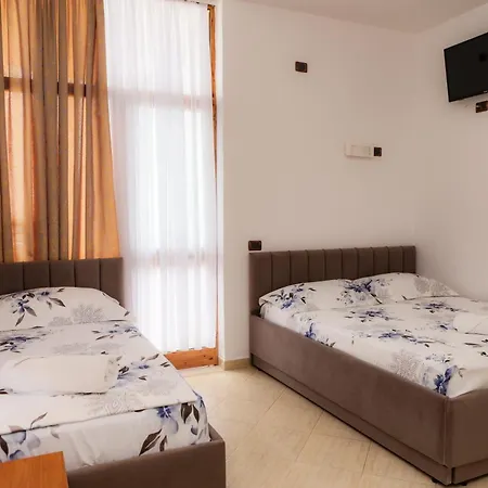 Eden Hotel *