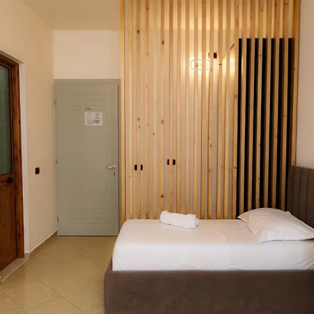 Eden Hotel *