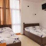 Eden Hotel *